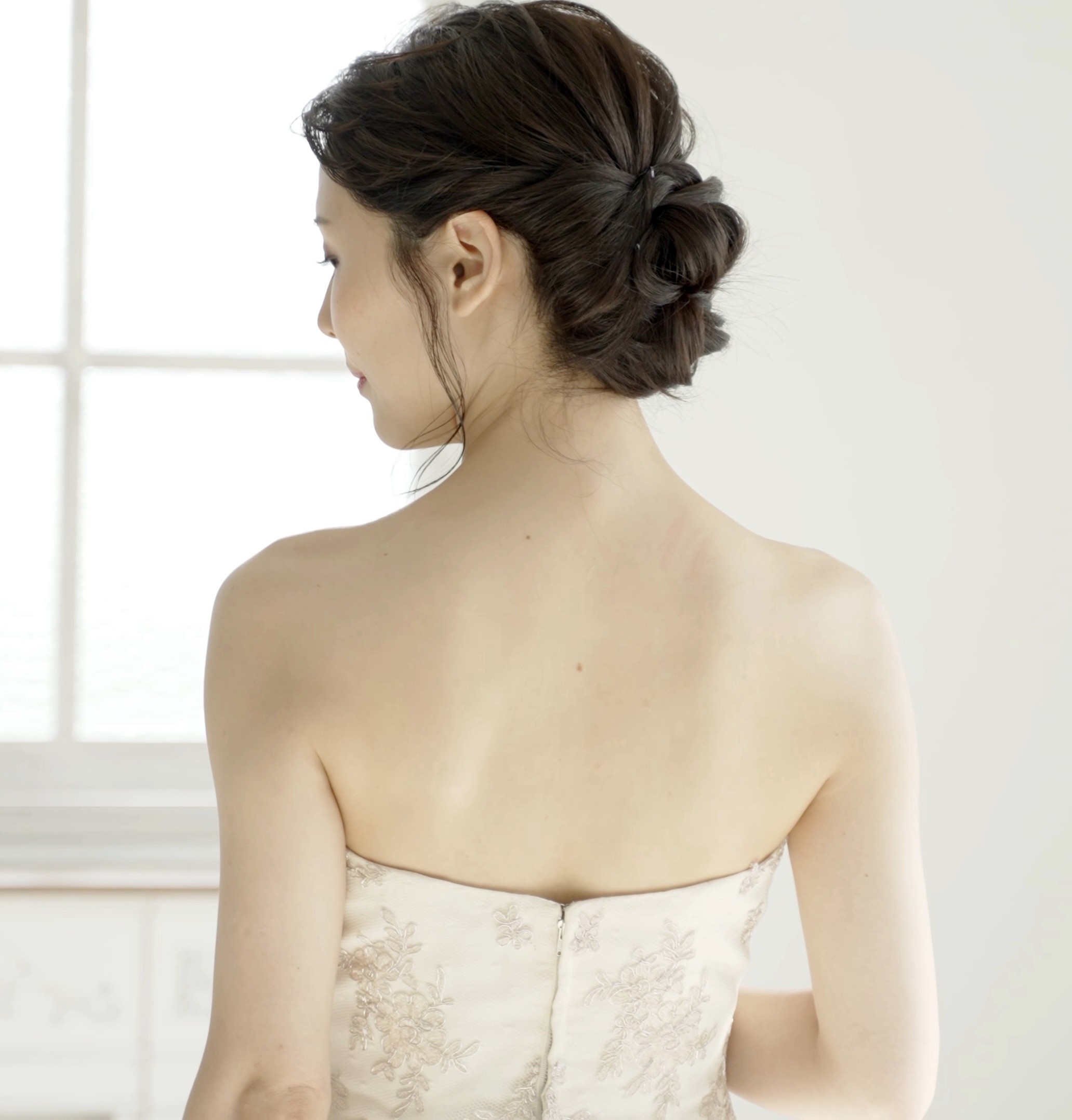 背中を見せている女性